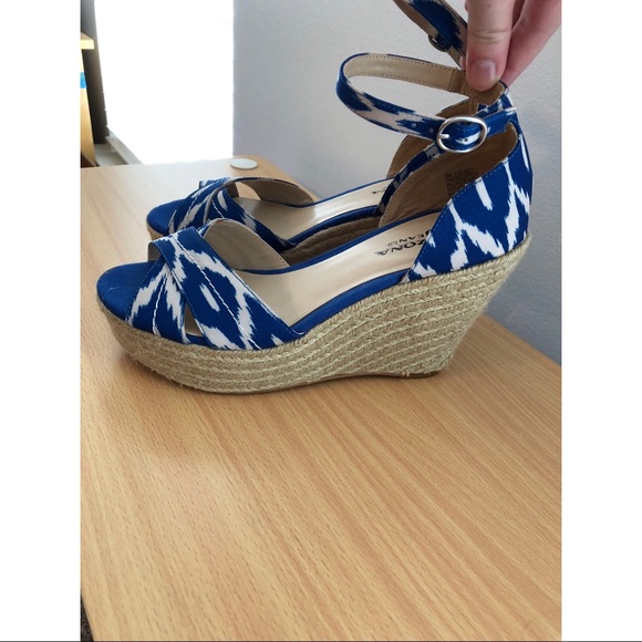 Arizona Jean Company Shoes - 🍂 Blue and white patterned wedges size 6!